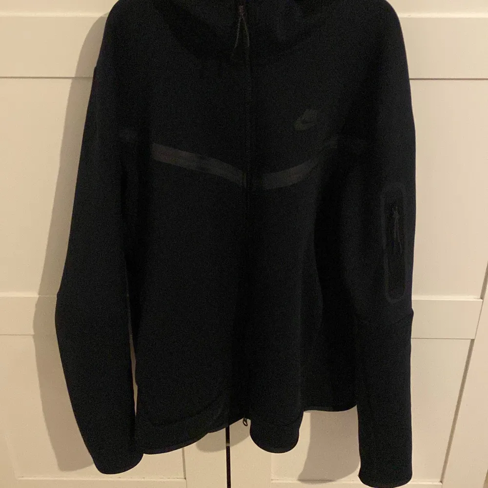 Jag säljer min svarta Nike tech zip up hoodie eftersom att jag knappt använder den. Den är köpt i somras och knappt använd. Den är i jättebra skick. . Tröjor & Koftor.