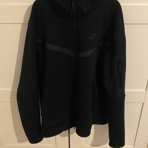 Jag säljer min svarta Nike tech zip up hoodie eftersom att jag knappt använder den. Den är köpt i somras och knappt använd. Den är i jättebra skick. 