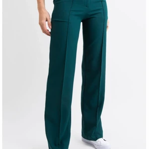 Gröna kostymbyxor  - Jag säljer mina ursnygga mörkgröna kostymbyxor från madlady för 250 kr. Byxorna är använda ett fåtal gånger och är i mycket fint skick. Säljer dem då de tyvärr inte kommer till användning.💕💕 Ord pris är 500kr. Köpare står för frakten. Skriv för fler bilder