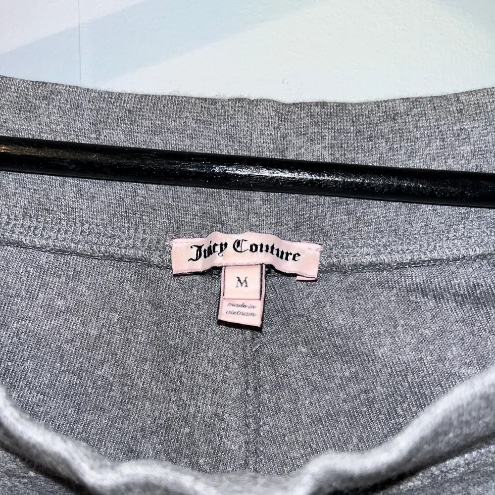 Grå juicy couture byxor i den gamla modellen! Låg midjade och har superfin passform. Säljer då de är lite för korta för mig som är 174cm ✨. Jeans & Byxor.