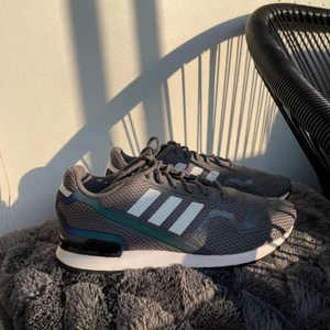 Adidas Skor - Säljer dessa supersnygga skor! Köpt till min lillebror som hann bara använda de ett fåtal ggr. Skorna är nytvättade! ✨