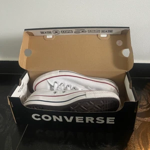 Converse allstar canvas ox optical white - Jag säljer mina helt splitternya converse pga fel storlek, skorna är stora i storleken men sitter väldigt fint på fötterna. Aldrig använt då det var fel storlek och det gick inte att lämna tillbaka. Passar dig som gillar att sticka ut och bära på bekväma skor. Skorna är köpta för 699kr, jag säljer för 599kr men pris kan diskuteras. Det är storlek 40 och köparen måste själv stå för frakten. Tar endast emot swish! 