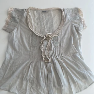 Vintage - Säljer denna skitttsnygaaaaa blus som är vintage! köpt för många många år sen för 1200kr!!! Säljer en till likande blus på min profil från samma märke så in och kika!😊