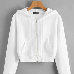 Vit hoodie - Super skön hoodie från Shein. Nyskick! Hoodien är i storleken M, men skulle säga att den är något liten i storleken och att den snarare passar S och XS🤍