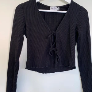 Tröja - Jätteskön tröja med knytning framtill. Ribbad och långa ärmar🤍 