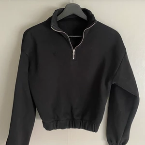 Tröja med dragkedja, NA-KD, storlek xs  - Denna svarta tröja med en dragkedja vid kragen är från NA-KD och säljs pga att den inte passar mig! 