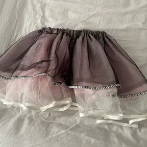 En fluffig alternativ/emo kjol man kan ha under andra kjolar så att dem ser fluffiga ut typ. Säljer denna för att det inte är min stil längre. Köpte denna i Gotland för 400kr. 