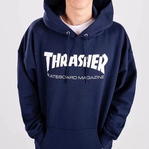 Thrasher hoodie - Marinblå hoodie från thrasher! Storlek M, använd ca 5 gånger! Köptes för 1000kr på Junkyard 💙