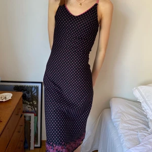 Söt svart klänning med blommönster!🌸💗 - Bekväm och vacker klänning i stretchmaterial till vår och sommar! I strl XS men passar också S. Frakt på 62 kr, jag kan också mötas upp i Uppsala! 🧚🏼🌸