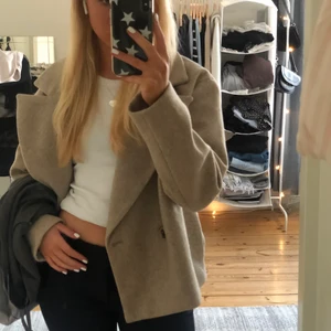 Vila kappa - Säljer denna  populära beige/gråa jackan från vila som är slutsåld i flera storlekar bland annat 36. Perfekt som vårjacka! Endast använd under ett par månader, lite nopprig men annnars väldigt bra skick! Kan mötas upp i Stockholm. 