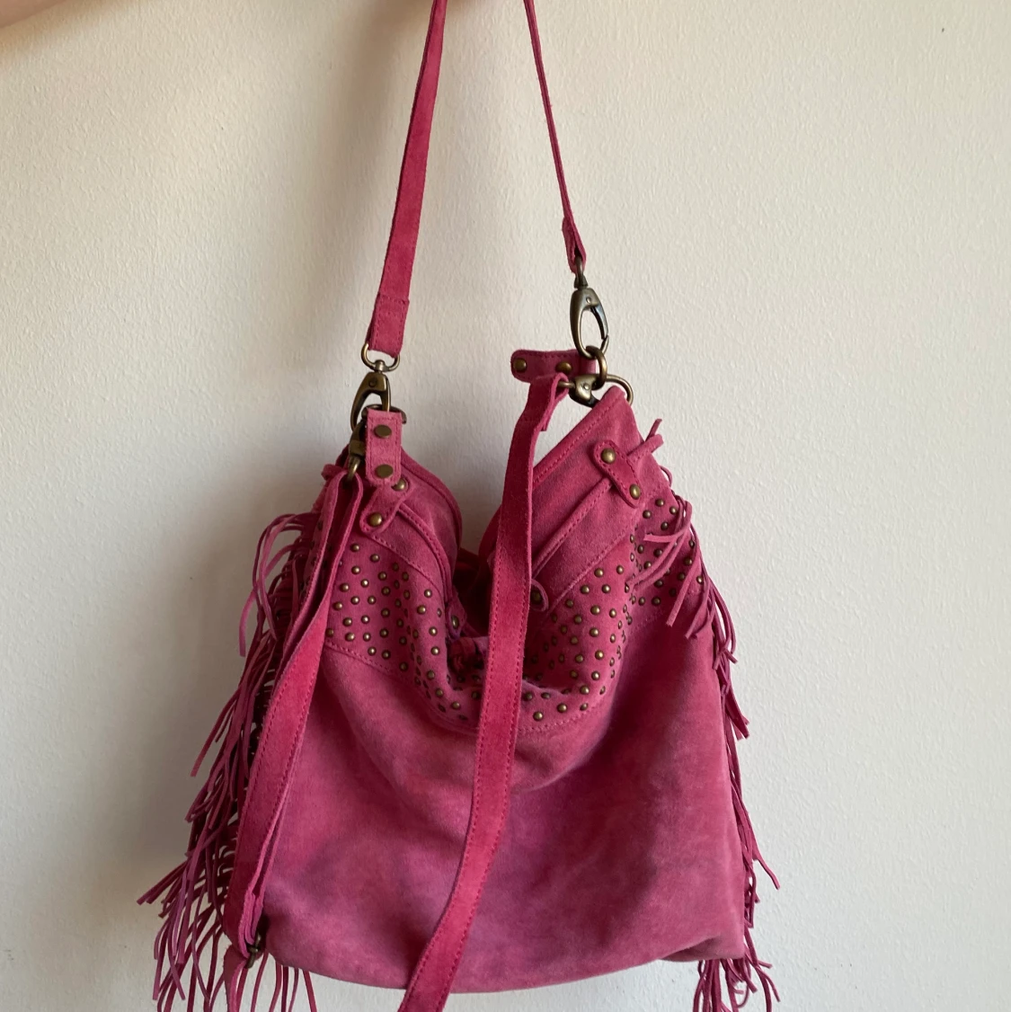 Ceriserosa mockaväska med fransar😭🤩🧚🏼 - 90