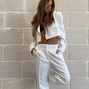 Croppad blazer ifrån nakd  - Hanna Schönbergs kollektion! Storlek XS. Helt ny!💗 slutsåld.