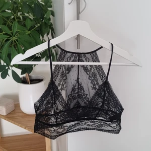 Spets-bh från Ella M - Superskön och fin spets-bh från Ella M. Använder den tyvärr inte längre för den är lite för mjuk i min smak. Otroligt fin rygg! 