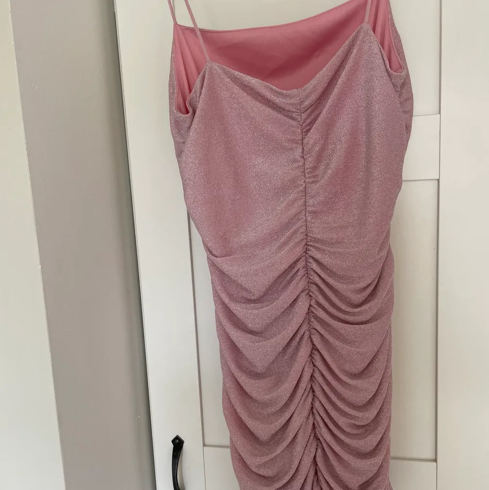 Rosa glittrig klänning från Shein!! Super bra kvalitet i storlek M men säljer för den är för stor på mig!! Skulle säga att den passar både M/L Ordinare pris 200kr. Klänningar.