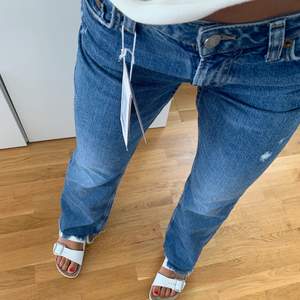 Ett par skitsnygga jeans från hm i storlek 34💗Sitter jättefint