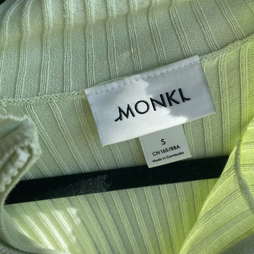 Långärmad tröja från Monki i vårfin färg. Använd 1 gång. Strl S. Toppar.