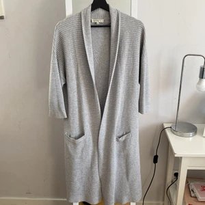 Selected Femme - En grå längre kofta med fickor i fint skick. Storlek medium. 