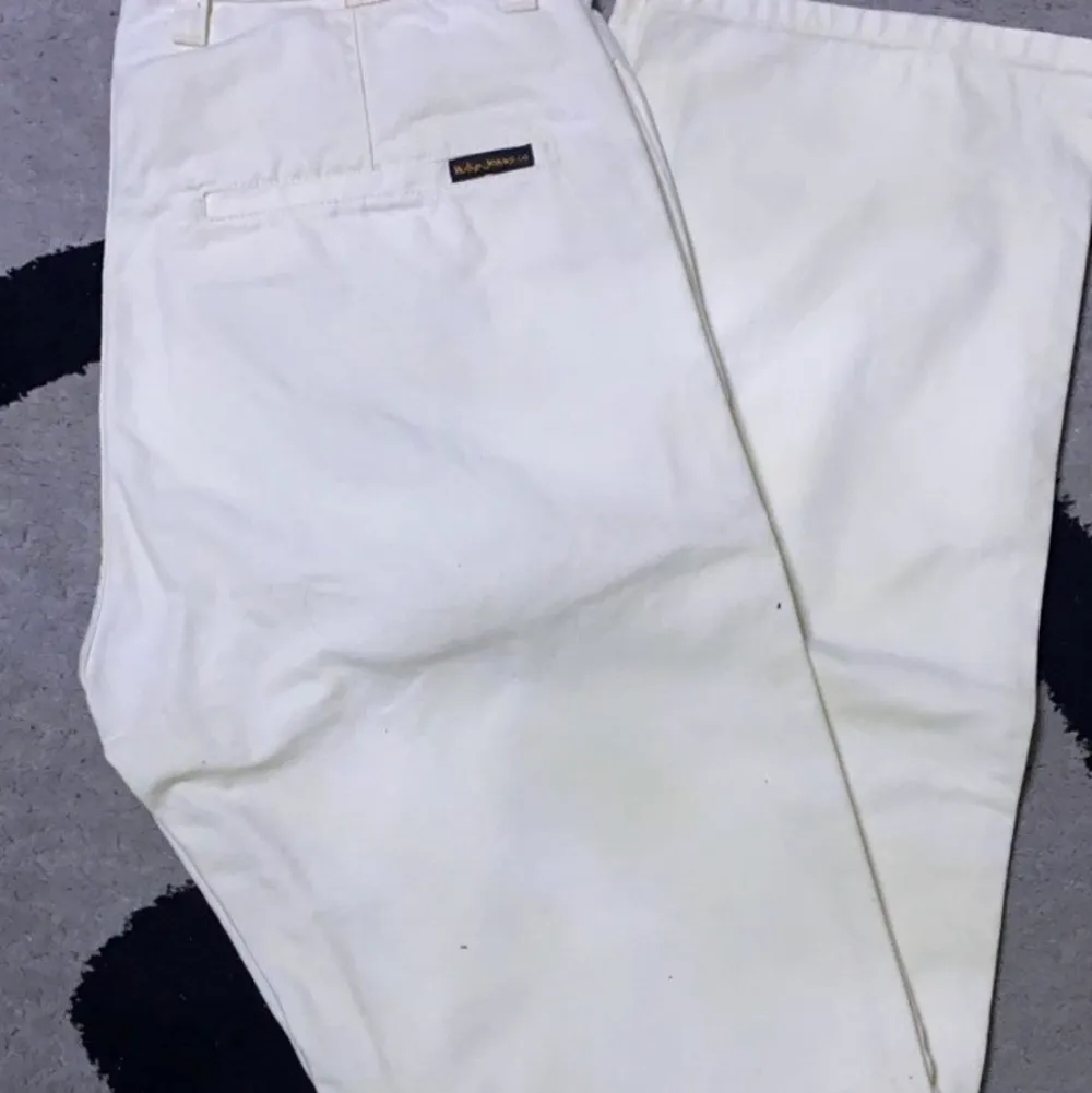Helt ny Nudie jeans chinos   Modell: Loose Alvar Tvätt: Milk  Storelek w32-L34 Midja 42 cm x2 Längd :112 cm   Slim fit 100% Bomull. Jeans & Byxor.