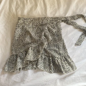 Volangkjol från shein - Supergullig volangkjol från shein! Kjolen går att både knäppa och knyta och har fint prickigt mönster💕