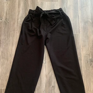 Vida byxor - Korta men fina byxor från Lager157. Vida i benen och knytning i midjan. Strl XS/S. Finns i Köping, frakt betalas av köparen.