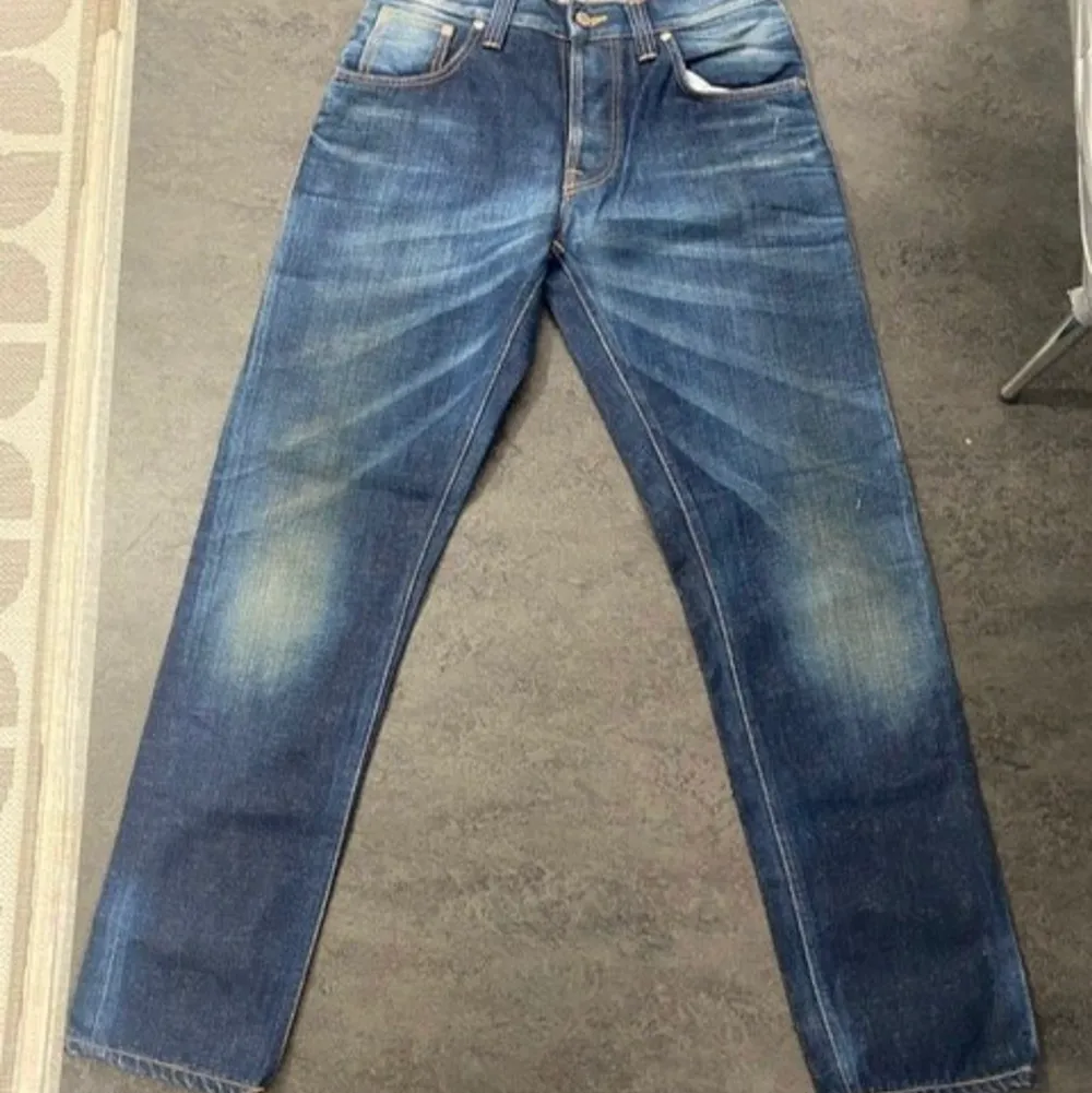 Helt ny Nudie jeans Slim Jim Wet coated denim  Modell: Big Bengt   Tvätt/Färg: Flat indigo Embo  Made in Italy  Stl: W30-L34  Midja mått 40 cm x2  Längd: 112 cm  100 % bumoll. Jeans & Byxor.
