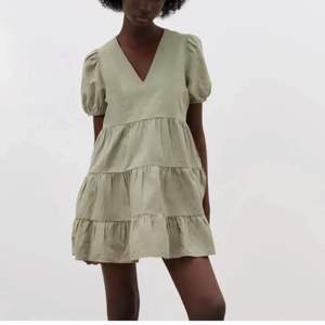 Snygg volang klänning ifrån Zara. Perfekt till sommaren!! Super populär och säljs inte längre💕💕Storlek Xs. 