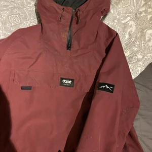 Dope jacka  - En vinröd Dope jacka i storlek M. Tunn jacka som passar nu i vår och till hösten. Inga märken/hål eller dylikt. Mycket fint skick, köpt för ca 1 år sedan men kommer tyvärr inte till användning hos mig längre. ❗️400kr & köpare står för frakt!❗️
