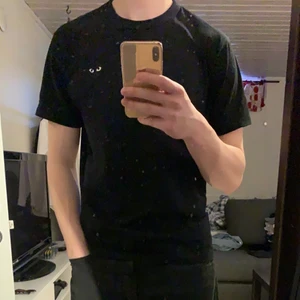 Cdg PLAY t-shirt - Cdg tisha i storlek M. Har ägt den i strax över ett år så som ni ser på tredje bilden har texten börjat försvinna. Den sitter TTS och är i jättebra skick. Skriv om ni vill ha mer bilder eller om ni har frågor.