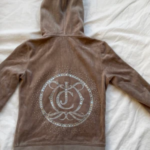 Juicy Couture kofta - Juicy Couture kofta i strl XS o begagnat skick ❤️‍🔥 Fraktas spårbart för 57 kr 💌 Köpt av en tjej här på Plick och aldrig använd av mig!