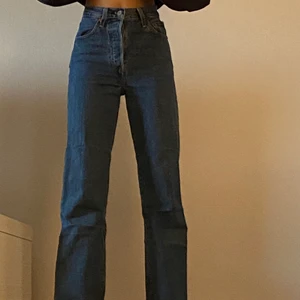 Levi’s straight jeans - Säljer dessa väldigt fina jeansen då de blivit för korta. De är använda men inte slitna på något sätt (dock inte använda på länge). Storlek 24 jag är ca 160 och de går till ankeln ungefär på mig. Nypris 1,199. Skriv om intresse eller fråga osv. Köparen står för frakten