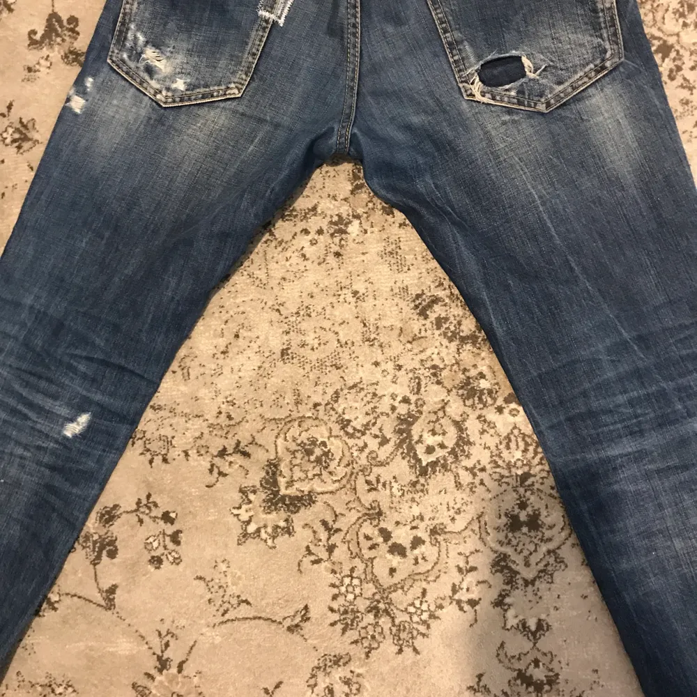 Dsquared2 jeans i bra skick, slim fit Modell och sitter fina. Äkta 100%, skriv vid intresse, pris kan diskuteras om. Jeans & Byxor.