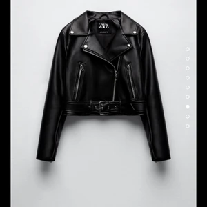 skinnjacka  - säljer min skinnjacka från zara i fake skinn! avund 5/6 gånger och är därför i super bra skick! Storlek S. Nypris 599kr och säljer nu för 300kr +frakt, för bättre bilder skriv privat ☺️