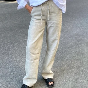 A-dsgn linnebyxor - Super fina linnebyxor från a-dsgn i beige. 2 par. Aldrig använda. Frakt tillkommer. Storlek M och L. Slutsålda. Bara storlek M finns kvar.