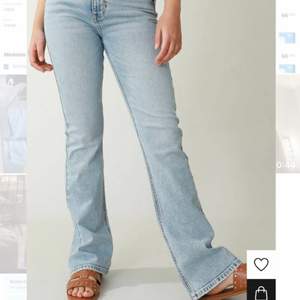 Säljer nu dessa super fina botcut midrise jeans ifrån Zalando! Storlek 36 och i bra skick! Säljer pga jag inte använder de längre! ❤️
