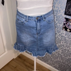 Jeans tjol  - Från smögenbryggan. Använd ca 5 gånger. Bra material, och är i bra skick. Säljer för att den inte tyvärr inte passar längre. Mellan lång. Frakten kan diskuteras! Plus att frakten kostar INTE hundra kronor utan diskuteras privat!