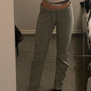 Gråa mjukisbyxor - Ett par gråa lågmidjade mjukisbyxor från champion. Knappt använda så är i väldigt bra skick. Säljer för 80kr. Köparen står för frakten🥰