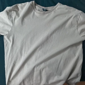 Beige t shirt - Säljer denna beiga t sjirt frpn new yorker, den är som ny. Kan mötas upp i sthlm. 