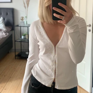 Topp - Vit kofta, köpt på secondhand men tyvärr inte kommit till användning 