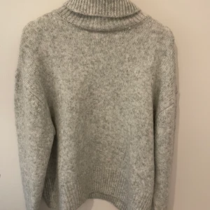 Stickad tröja från Zara - Superfin stickad tröja med krage från Zara i storlek S. Använd tre gånger, nyskick. Inte stickig alls.