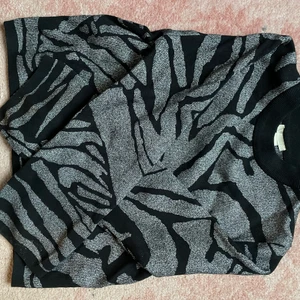 Fest tröja! - Skiiitfin tröja till fest!                                                                Fin kvalité och liite tjockare material!                                      Hamnar precis under naveln på mig som är 174cm lång!       Stl. S-M