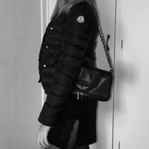 Moncler jacka - Jag säljer min marinblåa moncler jacka eftersom den inte kommer till användning. Självklart är den äkta men då jag fått den i present finns inget kvitto!! Modellen heter ”Lisette” Vid snabb affär kan priset diskuteras 💜 Skriv om du vill ha fler bilder eller undrar något☺️ 