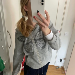 Grå hoddie - Grå Zip hoddie i storlek M från SHEIN köpt för ca 100kr, nästan oanvänd köparen står för frakten😜💕
