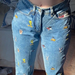 Tommy Jeans x Looney Tunes - Så coola jeans från Tommy Jeans. Köpta för ca 1800kr på boozt för ungefär 2 år sedan men knappt använda så de är i mycket bra skick. Säljer då de inte har kommit till användning på ett tag. Dm om intresse, frågor eller fler bilder❤️Har fler plagg till salu i min profil🥰