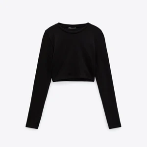 Zara långärmad crop top - En svart långärmad crop top från Zara i jättebra skick! Nypris 129 kr 🖤