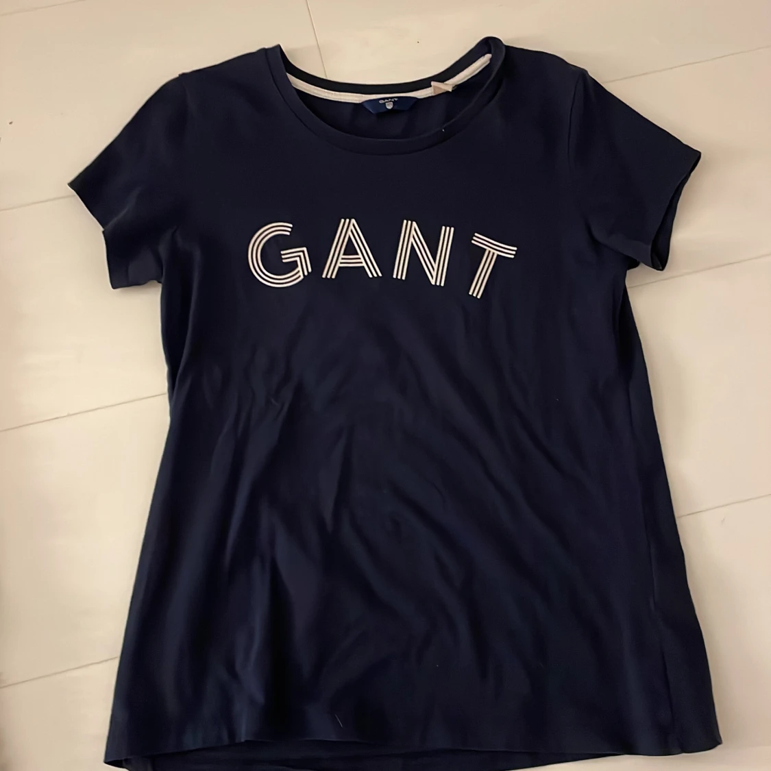 Mörkblå t-shirt me vit gamet tryck