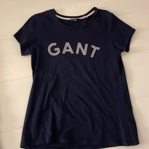 Mörkblå t-shirt me vit gamet tryck - Nästan aldrig använd 