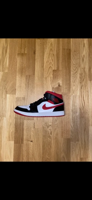 Jordan 1 Mid vinröd/vit/svart  - Köpte dessa Jordan 1 mid på footlocker. Retail: 1300kr, skick 9/10, knappt använda (som nya). Kommer med original box osv. Säljer dem nu för 800kr (passar alla mellan 44-45!