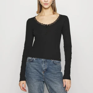 hollister button thru henly  - topp från hollister jag köpt för något år sedan på zalando. tröjan är använd, men felfri och inga defekter. går inte att köpa längre. materialet på tröjan är stretchigt. 