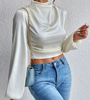 Vit blus 🤍 - Super fin blus som tyvärr inte passade mig så bra! (Den behöver ångas/strykas lite) 🥰