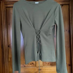 Långarmad  - Militär grön långärmad tröja med snörning